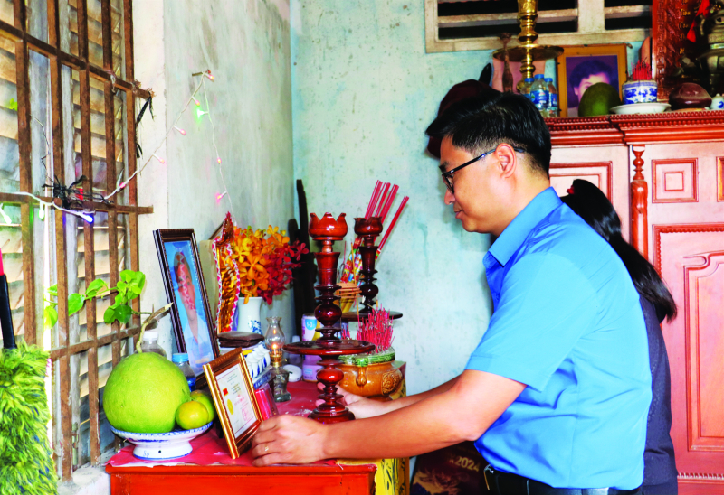 Trung ương Đoàn trao tặng, truy tặng Huy hiệu “Tuổi trẻ dũng cảm” cho 2 anh em tham gia bắt cướp