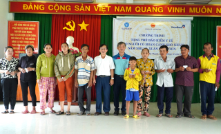 BHXH Tây Ninh trao tặng thẻ BHYT cho người dân xã An Thạnh