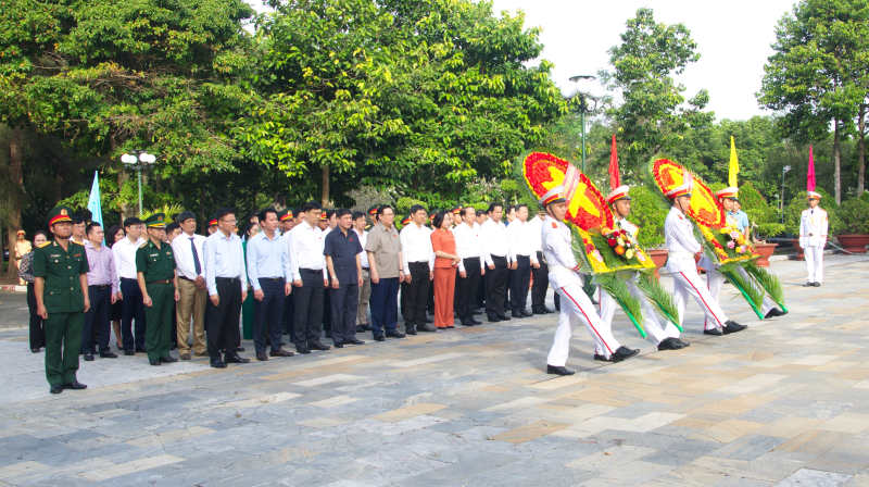 Chủ tịch Quốc hội Vương Đình Huệ và đoàn công tác viếng nghĩa trang liệt sĩ Đồi 82