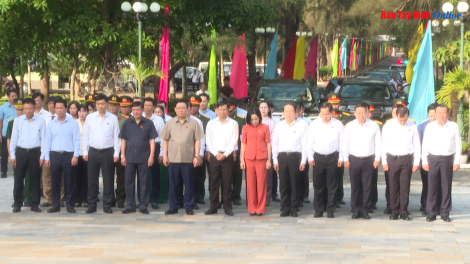 Chủ tịch Quốc hội Vương Đình Huệ viếng Nghĩa trang liệt sĩ Đồi 82 Tân Biên