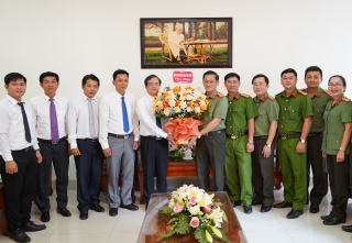 Công an Tây Ninh chúc mừng Ban Nội chính Tỉnh uỷ nhân ngày truyền thống