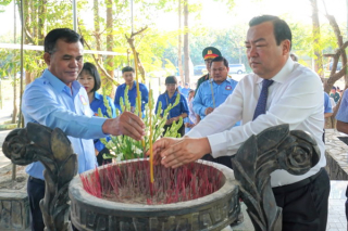 Lãnh đạo hai tỉnh Tây Ninh - Tbong Khmum thắp hương tưởng niệm tại Khu chứng tích tội ác quân Khmer Đỏ
