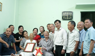 Bí thư Tỉnh uỷ Nguyễn Thành Tâm thăm gia đình chính sách, người có công với cách mạng, công dân tròn 100 tuổi