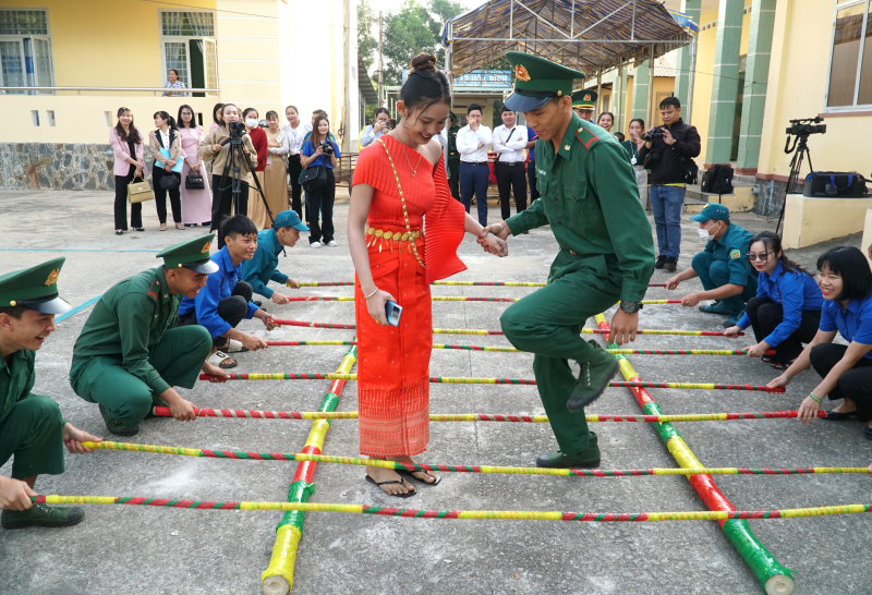 Rộn ràng Xuân biên phòng ấm lòng dân bản