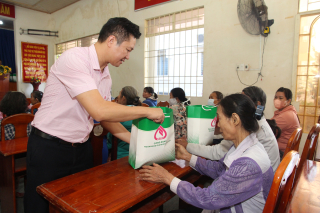 Công đoàn Ngân hàng CSXH tặng 80 phần quà tết cho người dân khó khăn
