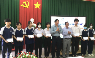 Hội Nhà báo tỉnh: Trao học bổng cho học sinh có hoàn cảnh khó khăn tại Tân Châu và Thành phố