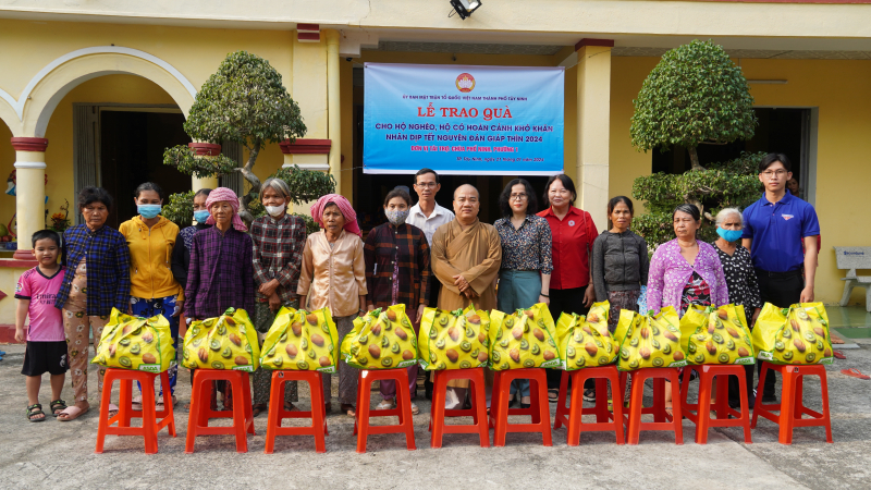 Thành phố tặng quà Tết cho đồng bào dân tộc