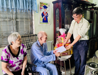 Bí thư Thành uỷ Lê Minh Thế thăm, tặng quà tết cho các gia đình chính sách