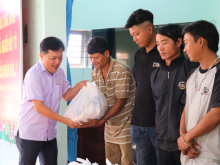 Công đoàn - Chi đoàn Báo Tây Ninh: Tặng quà tết cho người dân có hoàn cảnh khó khăn xã Thạnh Bắc, huyện Tân Biên