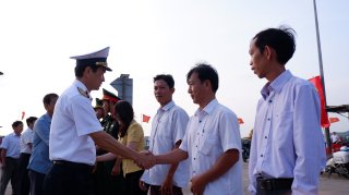 Bộ Tư lệnh Vùng 5 Hải quân: Thăm, tặng quà cán bộ, chiến sĩ, nhân dân đảo Hòn Đốc