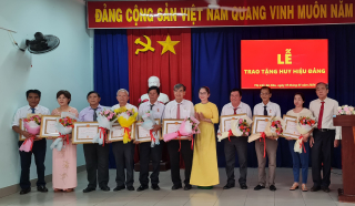 Gò Dầu: Trao Huy hiệu Đảng cho 9 đảng viên