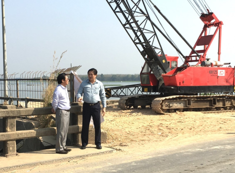 Bí thư Huyện uỷ Tân Châu Nguyễn Văn Cường: Thăm, động viên công nhân thi công sửa chữa hồ chứa nước Tha La