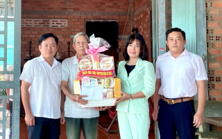 Trưởng Ban Tuyên giáo Tỉnh ủy thăm, tặng quà gia đình chính sách trên địa bàn huyện Dương Minh Châu