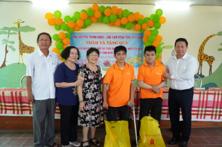 Chủ tịch UBND tỉnh: Thăm, tặng quà cho nạn nhân chất độc da cam