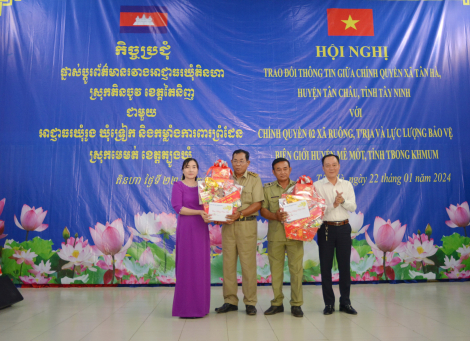 Trao đổi thông tin giữa chính quyền xã Tân Hà với xã Ruông và xã T’Rịa (Campuchia)