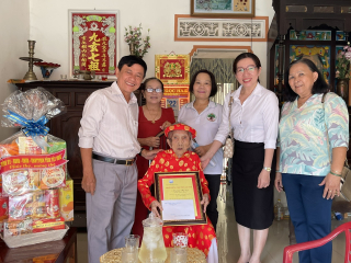 Ông Võ Văn Sớm- Chủ nhiệm Uỷ ban Kiểm tra Tỉnh uỷ: Thăm, tặng quà công dân tròn 100 tuổi ở thị xã Hoà Thành