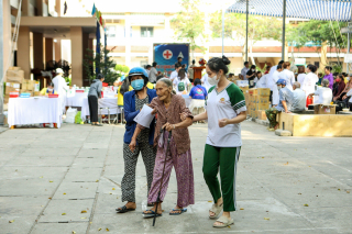 Khám bệnh nhân đạo, phát thuốc và tặng quà cho người nghèo tại huyện Châu Thành