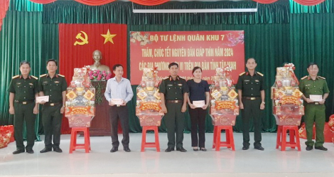 Phó Tư lệnh Quân khu 7 thăm và chúc tết LLVT trên địa bàn huyện Bến Cầu