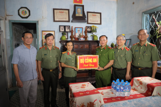 Trung tướng Nguyễn Văn Long- Thứ trưởng Bộ Công an thắp hương, tưởng niệm các liệt sỹ CAND tại Di tích Căn cứ Ban An ninh Trung ương Cục miền Nam