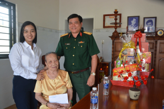 Chúc tết, tặng quà các Mẹ Việt Nam anh hùng