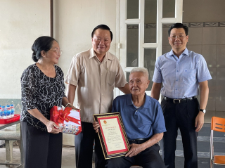 Phó Bí thư Tỉnh uỷ Nguyễn Mạnh Hùng: Thăm, tặng quà Mẹ Việt Nam anh hùng và công dân tròn 100 tại Hoà Thành