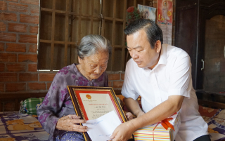 Phó Bí thư Thường trực Tỉnh uỷ: Thăm, tặng quà gia đình chính sách và công dân tròn 100 tuổi
