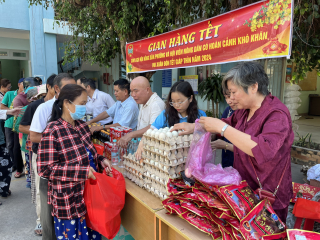 Hội Nông dân phường Ninh Sơn: Trao quà Tết cho Hội viên có hoàn cảnh khó khăn