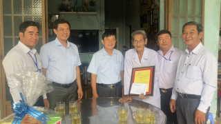 Ông Võ Văn Sớm- Chủ nhiệm Uỷ ban Kiểm tra Tỉnh uỷ: Thăm, tặng quà tết cho người dân có hoàn cảnh khó khăn huyện Tân Châu