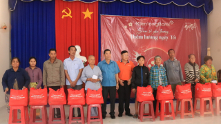 Ngân hàng Kiên Long chi nhánh Tây Ninh: Thực hiện chương trình “San sẻ yêu thương - Thêm hương ngày tết” tại huyện Gò Dầu