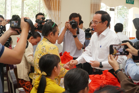 Lãnh đạo TP. Hồ Chí Minh: Tặng quà Tết ở huyện Châu Thành