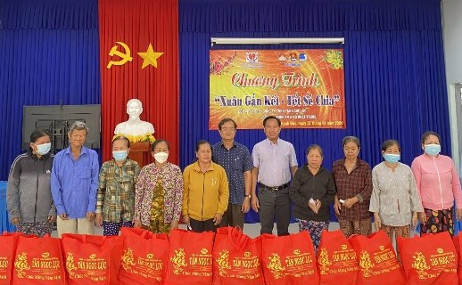 Ông Nguyễn Hồng Thanh- Trưởng Ban Nội chính Tỉnh uỷ: Trao quà tết cho các hộ dân có hoàn cảnh khó khăn tại xã Thạnh Đức