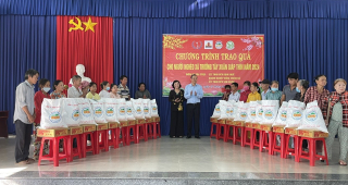 Phó Chủ tịch UBND tỉnh Dương Văn Thắng: Tặng quà Tết cho người nghèo tại xã Trường Tây