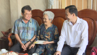 Ông Trương Nhật Quang- Trưởng Ban Dân vận Tỉnh uỷ: Thăm, tặng quà chúc tết tại huyện Bến Cầu