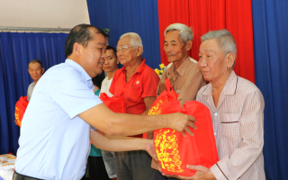 Phó Chủ tịch Thường trực UBND tỉnh Võ Đức Trong: Trao quà Tết cho người dân huyện Tân Châu và Tân Biên