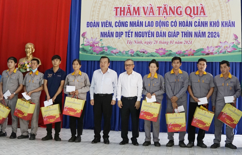 Đoàn ĐBQH tỉnh Tây Ninh tặng quà cho công nhân lao động khó khăn