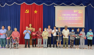 Phó Chủ tịch UBND tỉnh Trần Văn Chiến: Tặng quà tết cho hộ khó khăn tại phường Hiệp Tân
