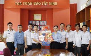 Trường cao đẳng Kỹ thuật Hải quân thăm, chúc tết Báo Tây Ninh