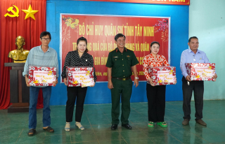 Bộ Quốc phòng và Quân khu 7 tặng quà tết cho người dân ở Khu dân cư Chàng Riệc