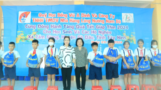 Bà Trương Mỹ Hoa- Nguyên Phó Chủ tịch nước: Dự trao quà tết tại huyện Gò Dầu