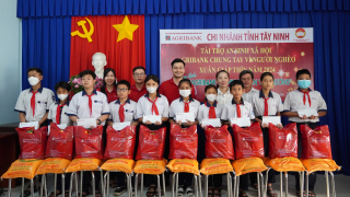 Agribank Tây Ninh chung tay vì người nghèo Xuân Giáp Thìn 2024