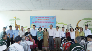 Phó Bí thư Tỉnh uỷ Nguyễn Mạnh Hùng tặng quà cho nạn nhân chất độc da cam