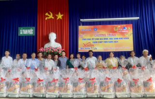 Ban Tổ chức Thành uỷ TP. Hồ Chí Minh: Tặng quà cho hộ nghèo và học sinh khó khăn trên địa bàn huyện Gò Dầu