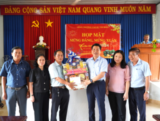Phó Bí thư Tỉnh uỷ Nguyễn Mạnh Hùng tặng quà tết cho công nhân các nông trường cao su