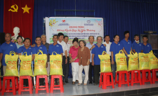 DNTN Hùng Diệp trao tặng 600 suất quà tết cho hộ nghèo