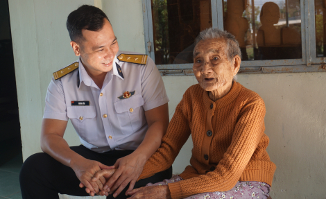 Trao niềm vui xuân đến Mẹ