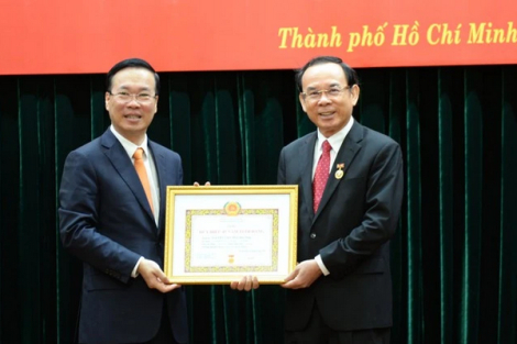 Chủ tịch nước trao Huy hiệu 45 năm tuổi Đảng cho Bí thư Nguyễn Văn Nên