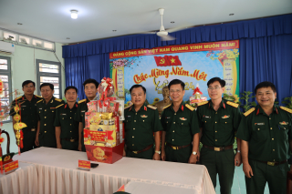Thiếu tướng Trần Vinh Ngọc thăm, chúc tết Tiểu đoàn 14