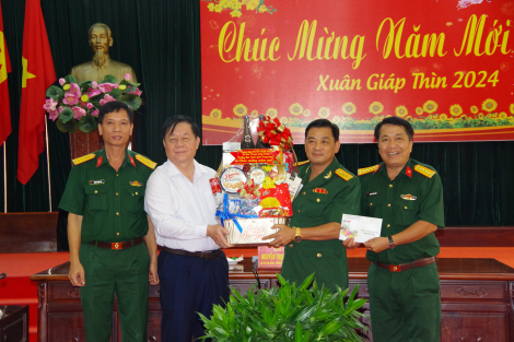 Trưởng Ban Tuyên giáo Trung ương thăm, chúc tết Sư đoàn 5