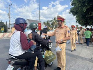 Người dân du xuân bất ngờ được Cảnh sát giao thông Công an Tây Ninh "tiếp sức"