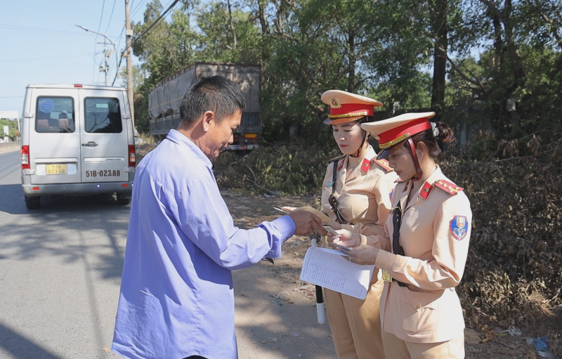 Ấn tượng nữ CSGT điều tiết giao thông ngày đầu năm mới